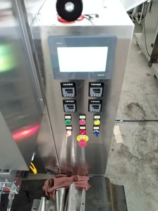 KEFAI detalj stroja za pakiranje kečapa velike brzine - upravljačka ploča