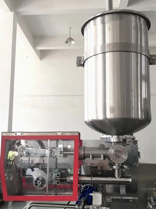 KEFAI detalj stroja za pakiranje kečapa velike brzine - spremnik