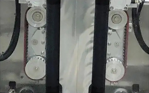 detalj stroja za pakiranje vrećica s ušicima - Sinkronizirani kotač za povlačenje vrećica